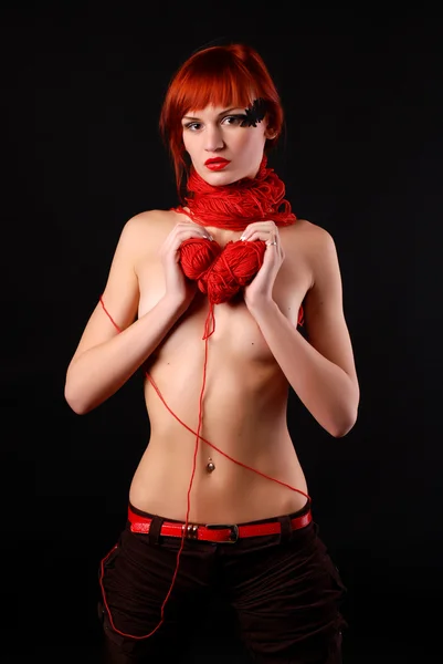 Frau mit rotem Clow — Stockfoto