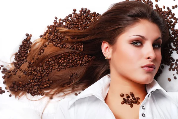 Donna con chicchi di caffè — Foto Stock
