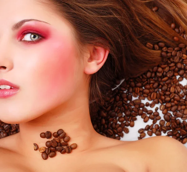 Жінка з кавовими зернами — стокове фото