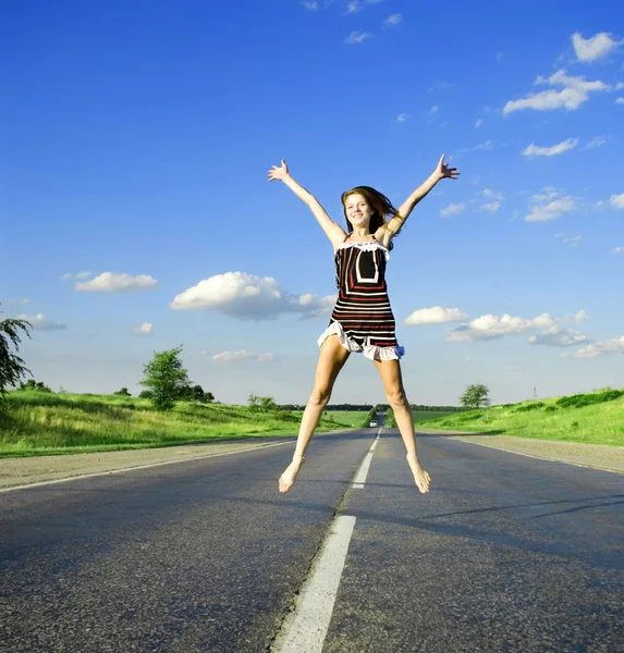 Прыгающая счастливая женщина — стоковое фото