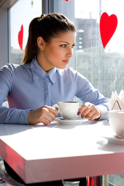 Vrouw in café — Stockfoto