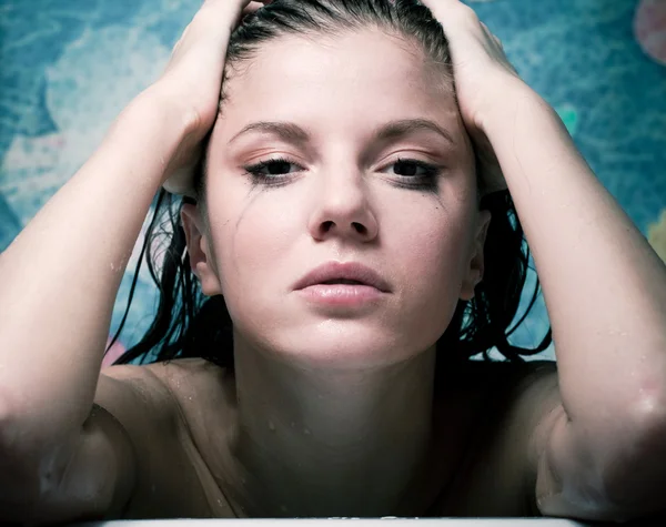 Gråtande kvinna i badet — Stockfoto