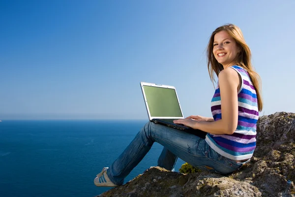 Kobieta z laptopa i morze — Zdjęcie stockowe