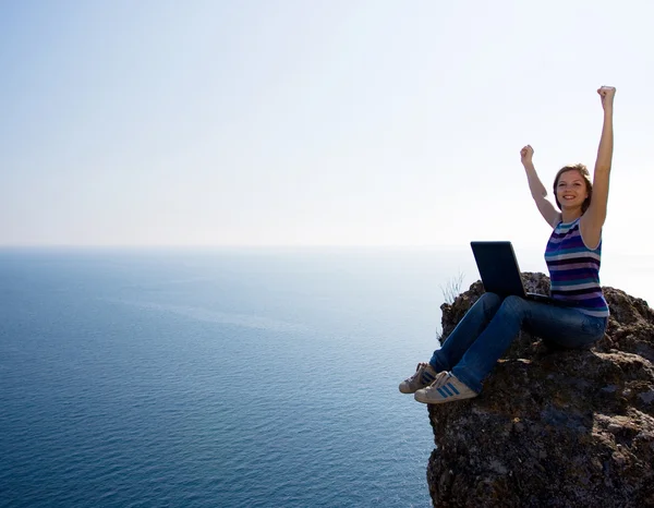 Femme avec ordinateur portable et mer — Photo