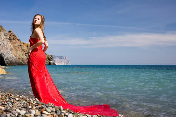 Donna e spiaggia di mare — Foto Stock