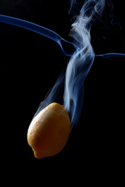 Gele citroen en rook — Stockfoto