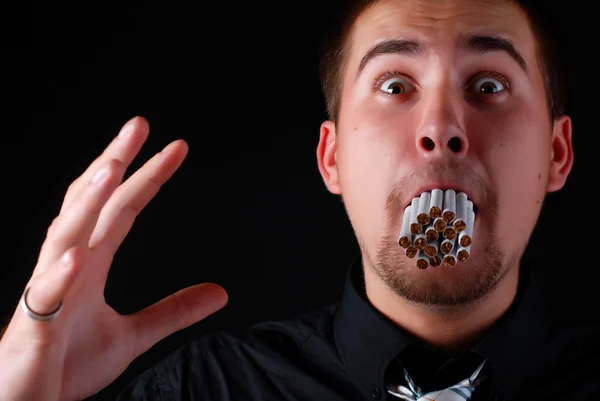 Muž s mnoha cigaret — Stock fotografie