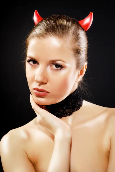 Vrouw met rode hoorns — Stockfoto
