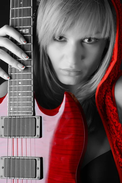 전기 기타를 사용하는 여자 — 스톡 사진