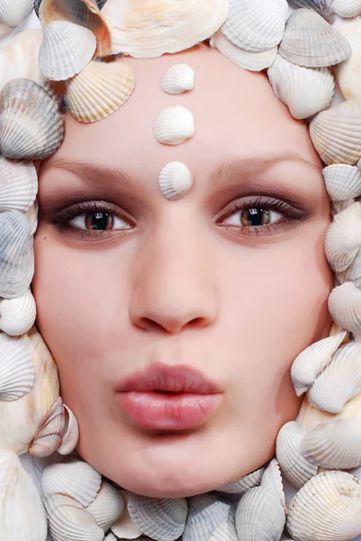 Γυναικείο πρόσωπο με seashel — Φωτογραφία Αρχείου
