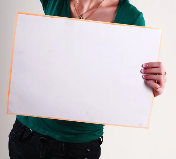 Vrouw neemt plakkaat — Stockfoto