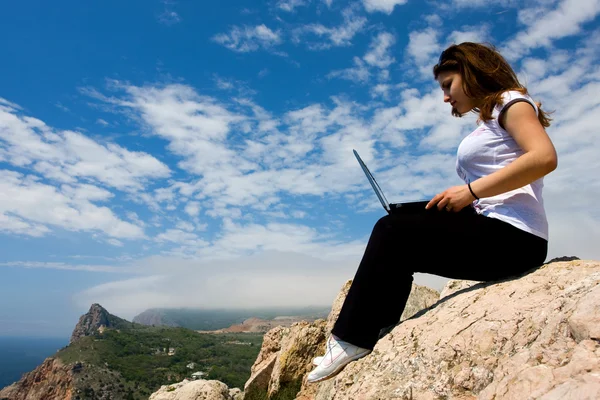 Donna con laptop e natura — Foto Stock