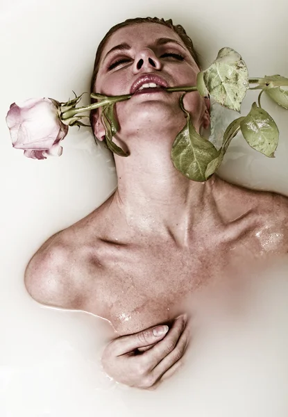 Donna in bagno con rosa — Foto Stock
