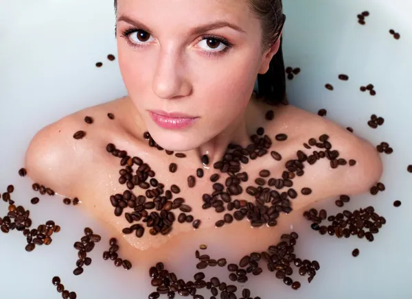 I badet med kaffe — Stockfoto