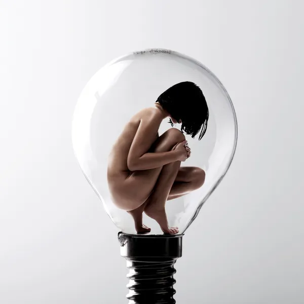 Belleza mujer desnuda dentro de la bombilla vacía — Foto de Stock