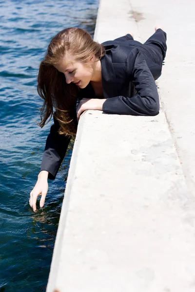 물 근처 여자 — 스톡 사진