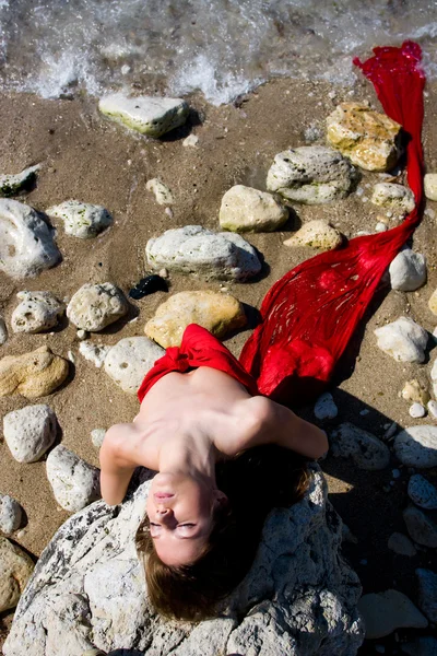 女性と海のビーチ — ストック写真
