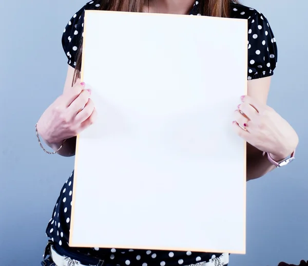 Kobieta bierze afisz — Zdjęcie stockowe