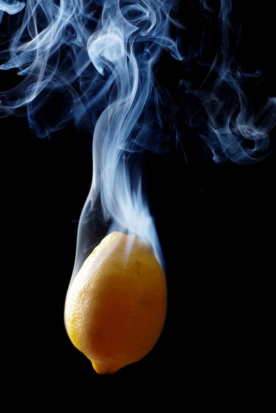 Limão amarelo e fumo — Fotografia de Stock