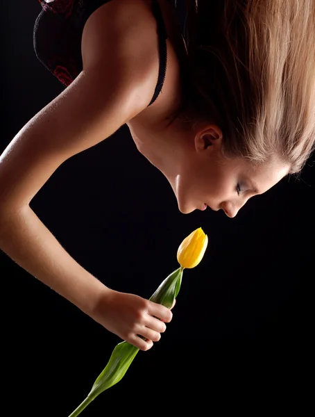 Жінка і жовтий тюльпан — стокове фото