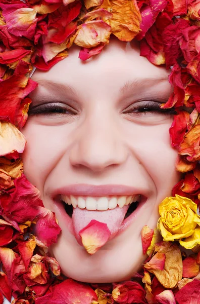 Γυναικείο πρόσωπο με τριαντάφυλλα — Φωτογραφία Αρχείου