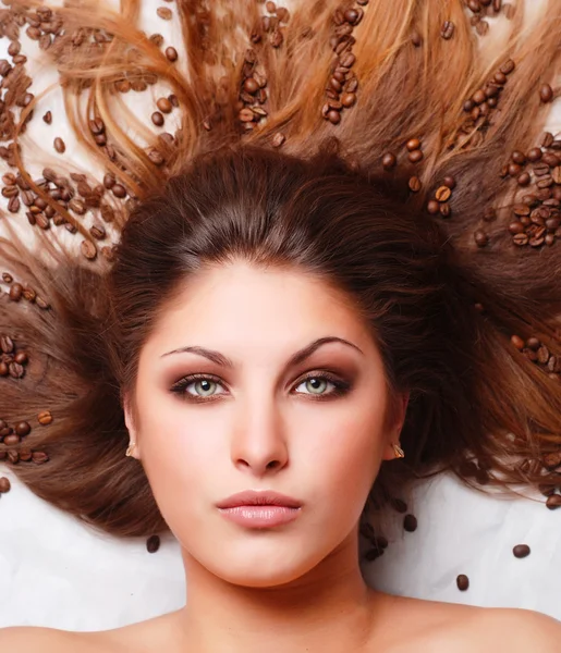 Cara de mujer con granos de café — Foto de Stock