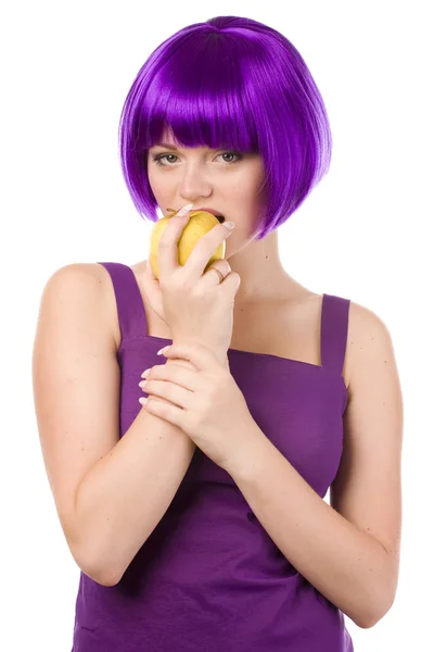 Женщина в парике с желтым яблоком — стоковое фото