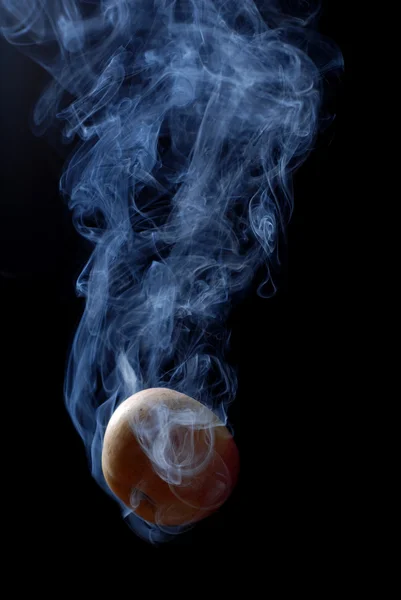 Gelber Apfel und Rauch — Stockfoto
