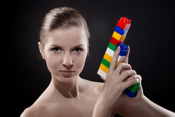 Женщина с игрушечным пистолетом — стоковое фото
