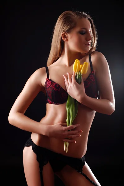 Vrouw en boeket van tulpen — Stockfoto
