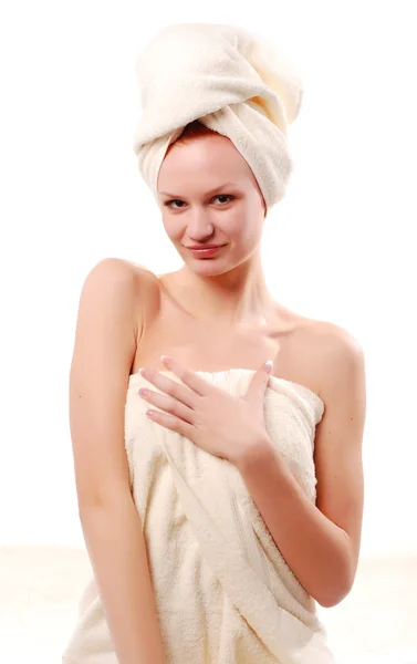 Mulher em toalhas brancas — Fotografia de Stock