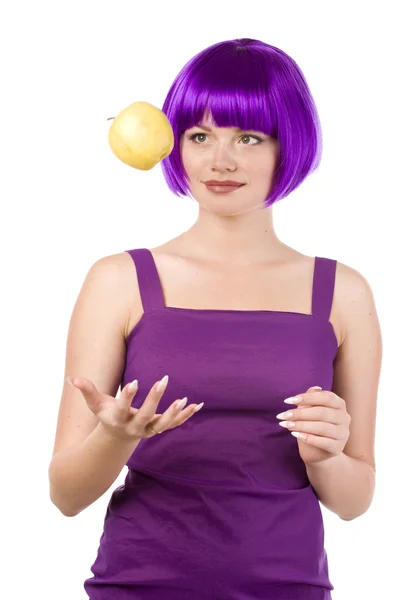 Γυναίκα στην περούκα με κίτρινο μήλο — Φωτογραφία Αρχείου