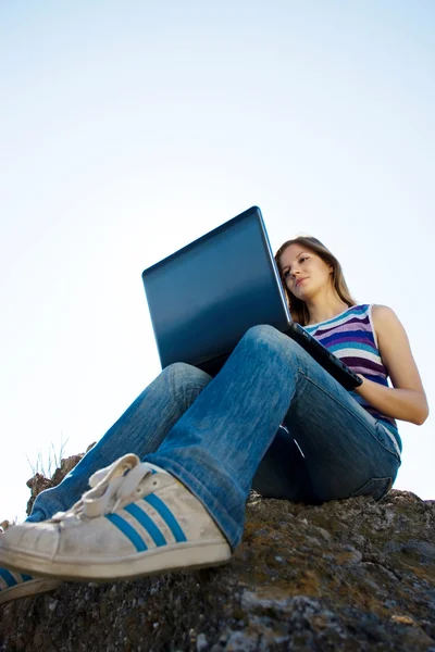 笔记本电脑和蓝色天空的女人 — 图库照片
