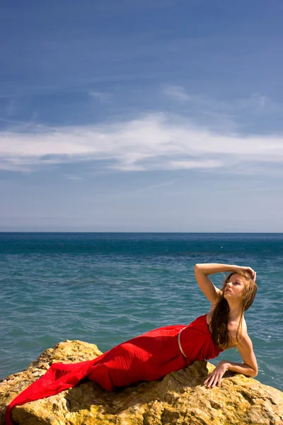 Vrouw en zee strand — Stockfoto