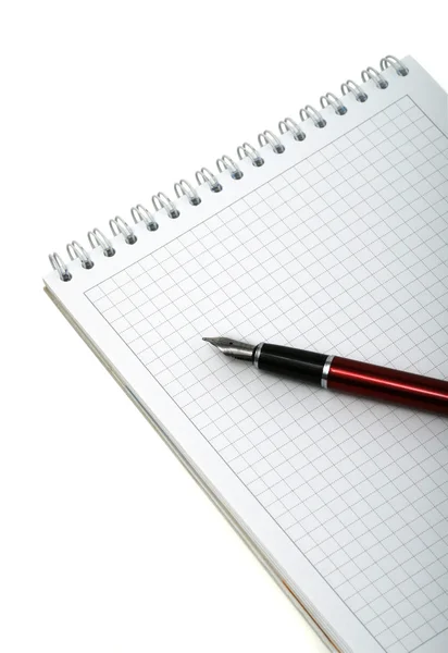 Caneta e caderno para notas sobre um ba branco — Fotografia de Stock