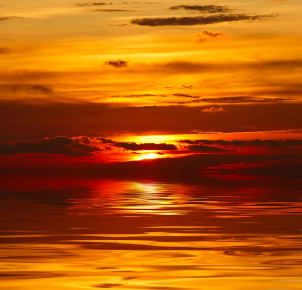 Sunset su üzerinde — Stok fotoğraf