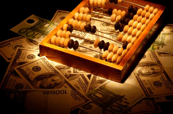 Oude abacus op dollars en euro pagina — Stockfoto