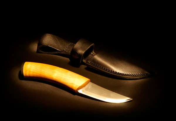 Κυνήγι μαχαίρι με θήκη για μαύρο backg — Φωτογραφία Αρχείου