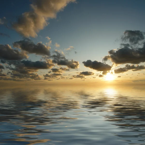 水に沈む夕日 — ストック写真