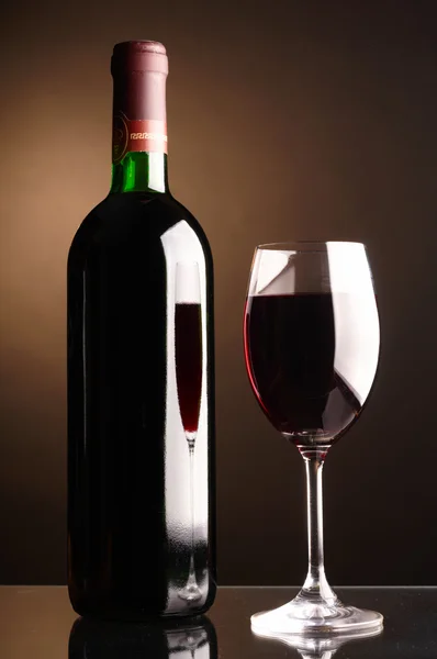 Bardak ve şişe kırmızı şarap — Stok fotoğraf