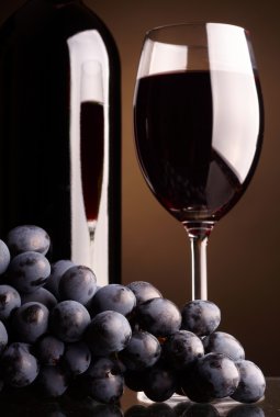 bardak ve şişe kırmızı şarap