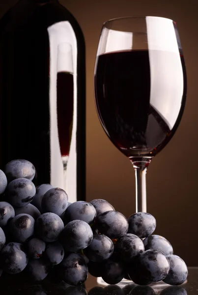 Glas og flaske rødvin - Stock-foto