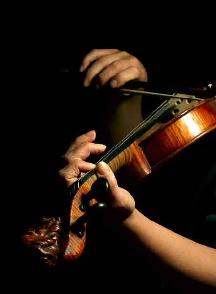 Musicista suonare il violino isolato su blac — Foto Stock