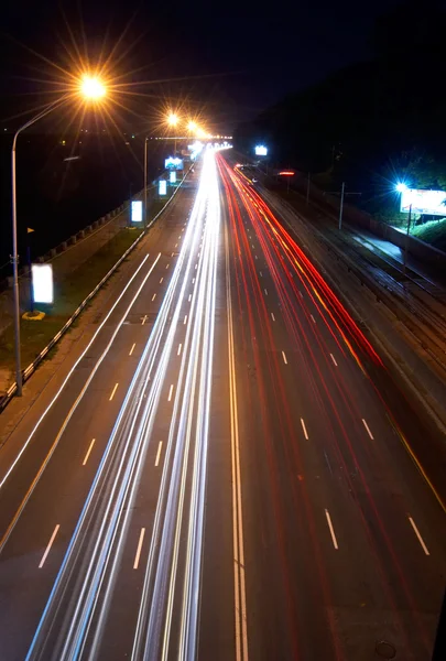 Автомобільні вогні на шосе вночі — стокове фото