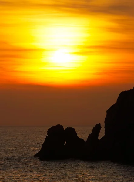 Puesta de sol naranja sobre el agua — Foto de Stock