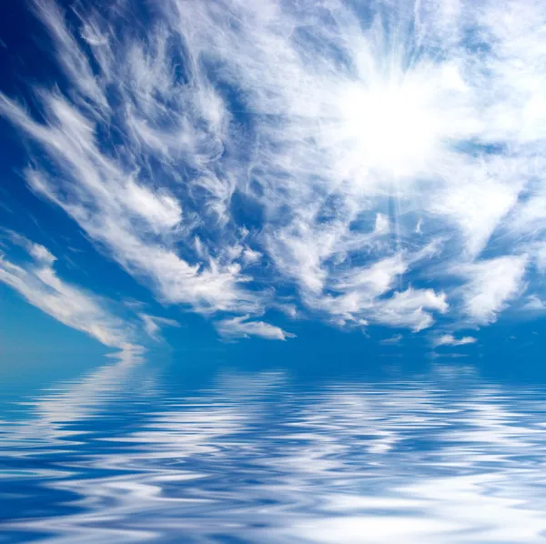 Cielo blu sull'acqua — Foto Stock