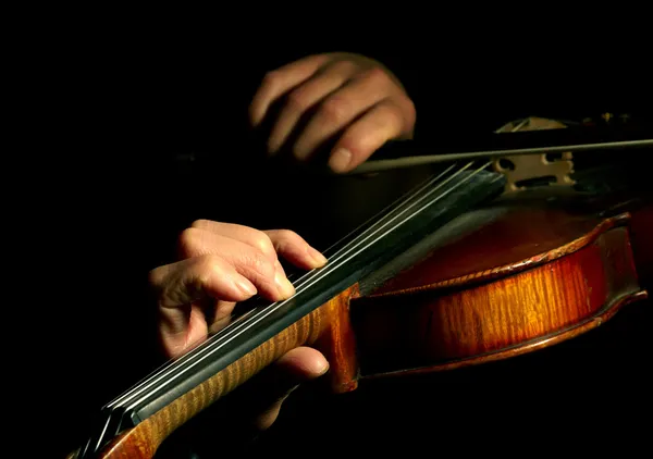 Muzikant speelt viool geïsoleerd op zwart — Stockfoto
