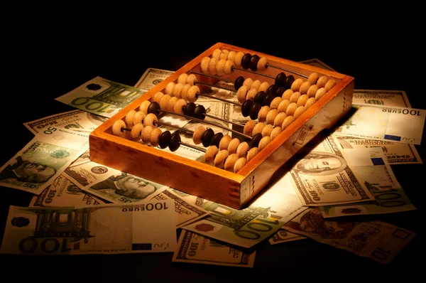 Oude abacus op dollars en euro pagina — Stockfoto