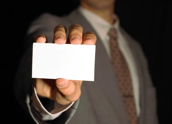 Empresario sosteniendo tarjeta de nombre en negro — Foto de Stock