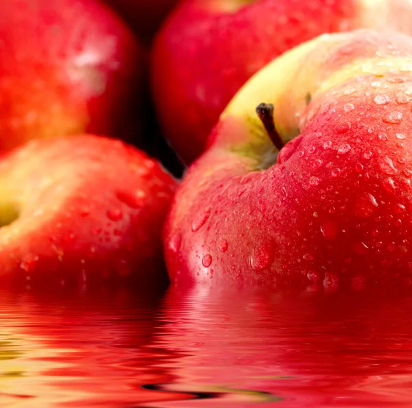 Красные яблоки с каплями воды — стоковое фото